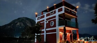 Beautifully designed Earthern home situated at the base of Skandagiri hills. 