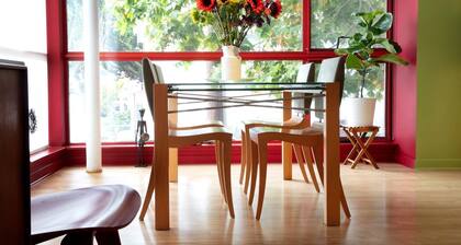 Mid-Century Vibe in Artist's Flat in Emeryville