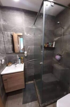 Dusche, Haartrockner, HandtĂŒcher, Seife
