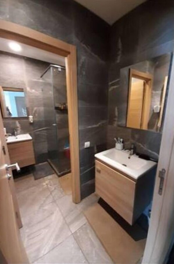 Dusche, Haartrockner, Handtücher, Seife