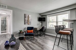 Interior - Cozy 1 Bedroom Condo On The Plaza 47 (Kansas City)