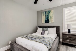 1 soverom, skrivebord, strykejern/-brett og wi-fi (inkludert)