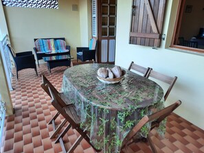 Outdoor dining - Maison à Louer à 500 Mètres à Pieds de la Plage (LES ANSES D 'ARLET)