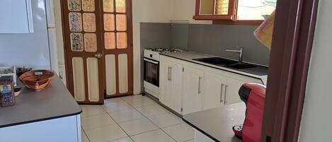 ثلاجة، ميكروويف، فرن، موقد طهي مسطح