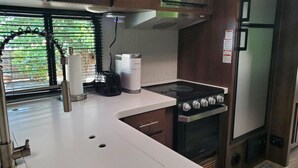 Kaffetrakter/tekoker, kjøleskap, mikrobølgeovn og ovn