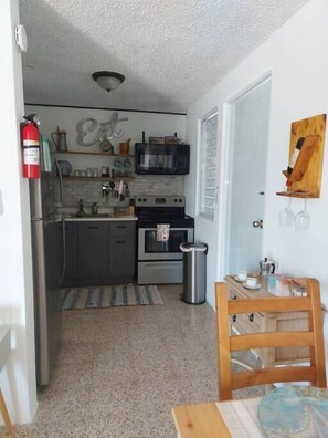 Refrigerador, microondas, parrilla de estufa y cafetera y tetera 