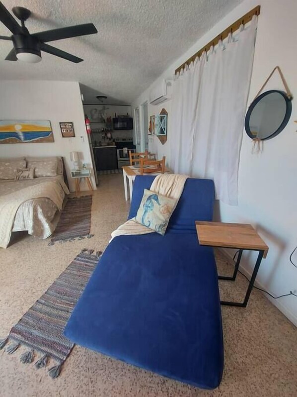 Tabla de planchar con plancha, wifi gratis y ropa de cama 