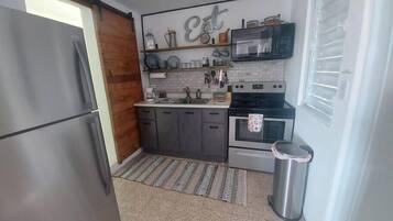 Geladeira, micro-ondas, cooktop, cafeteira/chaleira