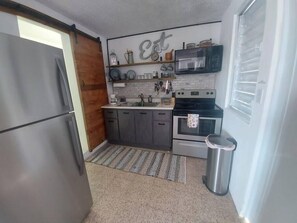 Réfrigérateur, micro-ondes, plaque de cuisson, cafetière/bouilloire