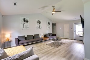 TV - Greensboro Vacation Rental w/ Patio, Yard! (Greensboro)