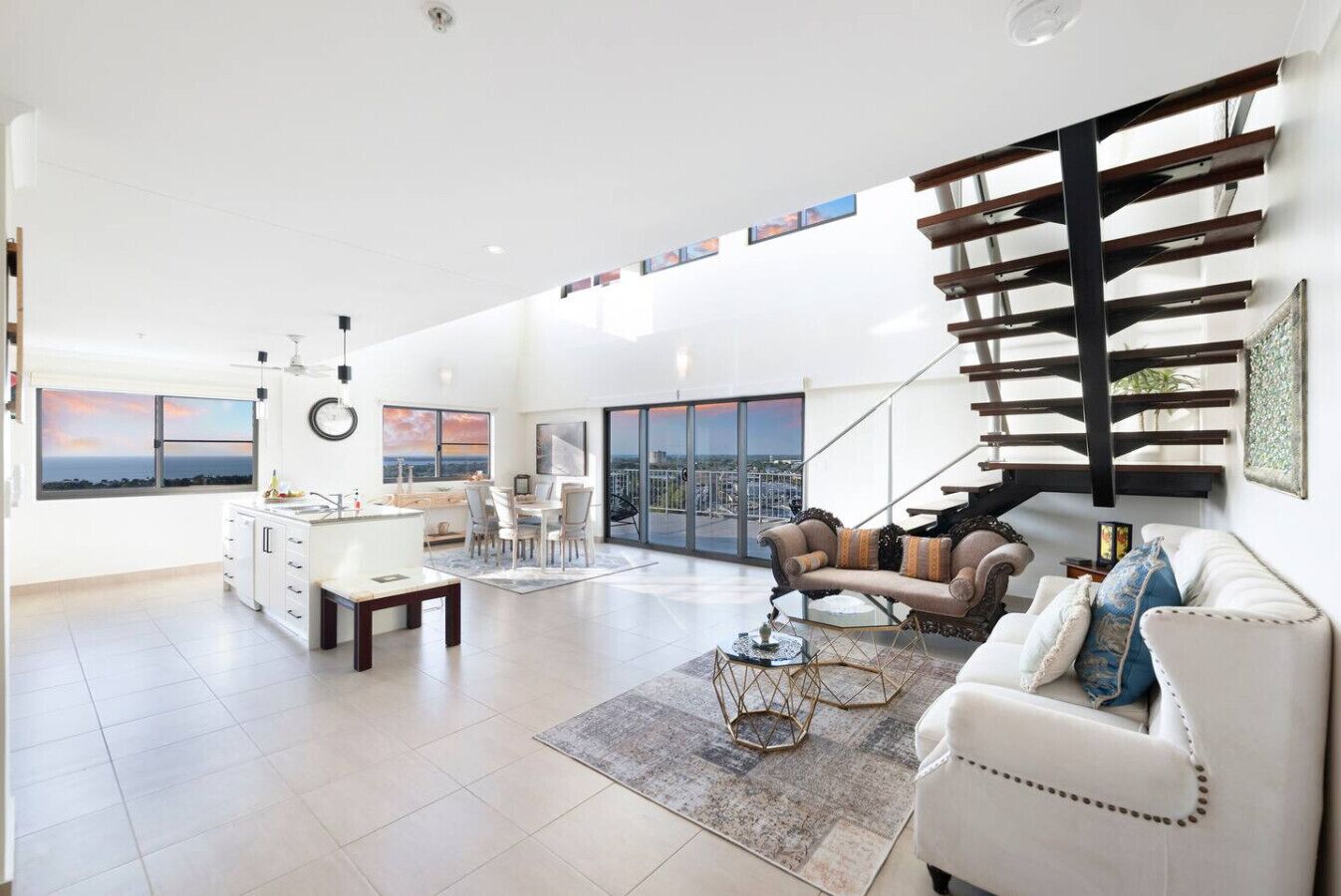 TV, bøker og stereoanlegg