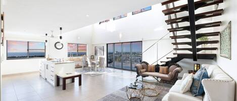 TV, bøker og stereoanlegg