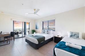 3 soverom, skrivebord, strykejern/-brett og reiseseng for barn