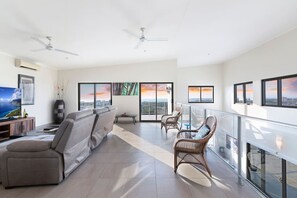 Télévision, livres, chaîne hi-fi