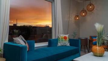 Smart-TV, Kamin, Videospiele, Tischfußball