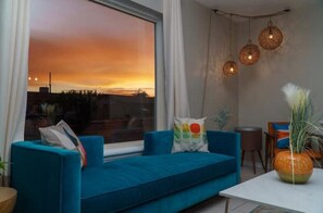 Smart TV, chimenea, videojuegos y futbolito 
