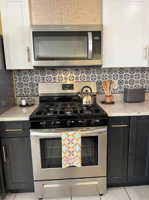 Refrigerador, microondas, horno y parrilla de estufa 