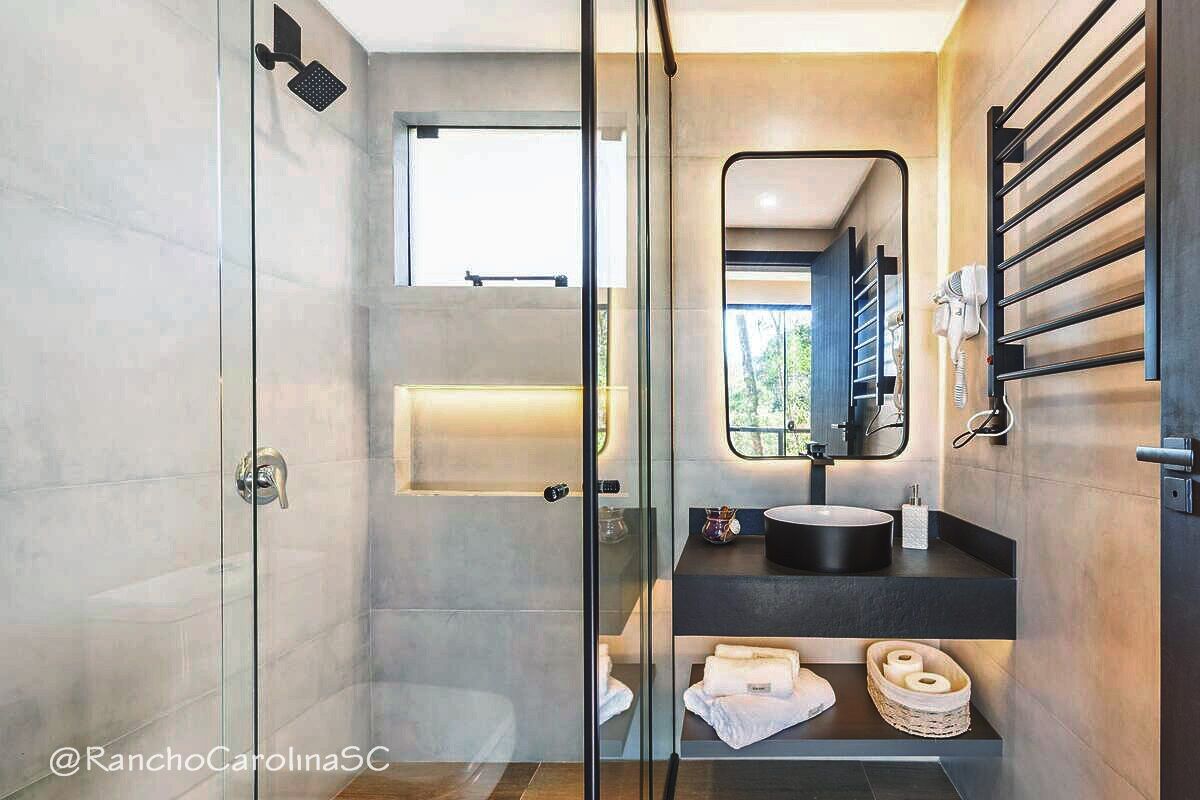 Toalhas de banho, sabonete, papel higiênico 