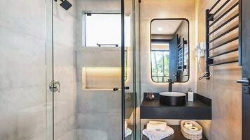 Toalhas de banho, sabonete, papel higiênico