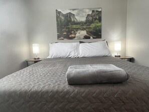 2 Schlafzimmer, Schreibtisch, Bügeleisen/Bügelbrett, Reisekinderbett