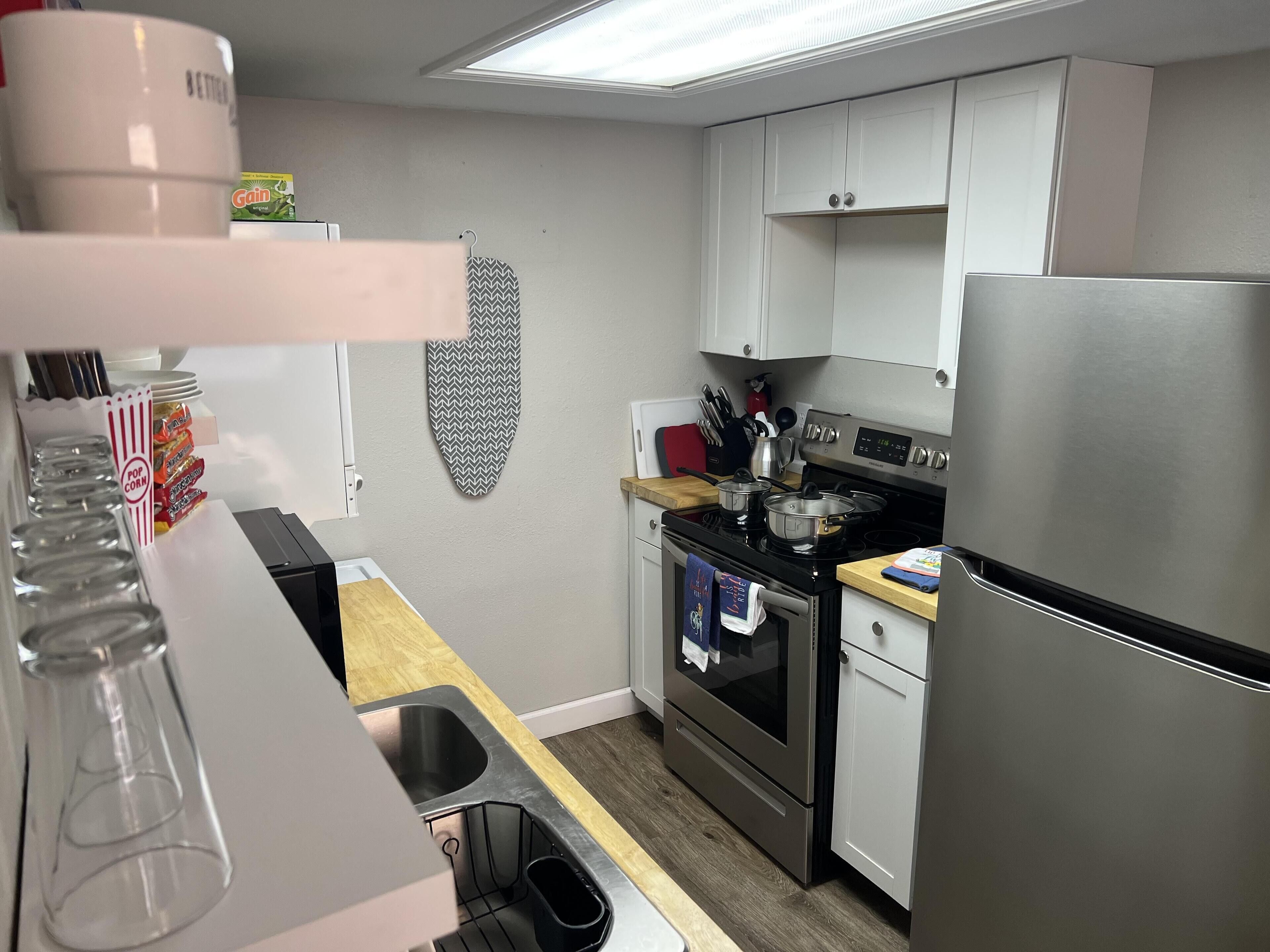 Kjøleskap, mikrobølgeovn, ovn og kokeplater