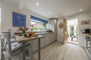 Mikrowelle, Geschirrspüler, Wasserkocher mit Kaffee-/Teezubehör