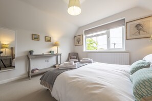 2 عدّة غرف نوم ومكواة/لوح كي وخدمة الإنترنت وملاءات أسرّة