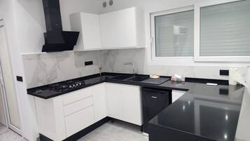 Refrigerador, placa de cocina, utensilios de cocina