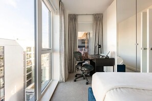1 bedroom, iron/ironing board, WiFi, bed sheets - Charming and Spacious with Breathtaking London Skyline Views (London)