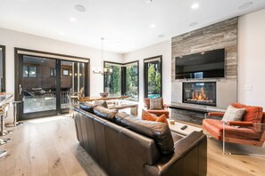 Smart TV, fireplace