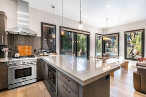 冷蔵庫、電子レンジ、オーブン、コンロ