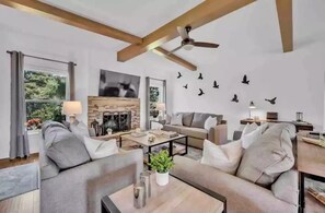 スマートテレビ、暖炉、テレビゲーム、テーブルサッカー台