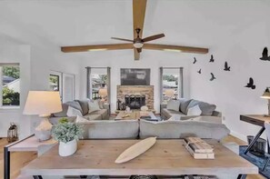 スマートテレビ、暖炉、テレビゲーム、テーブルサッカー台