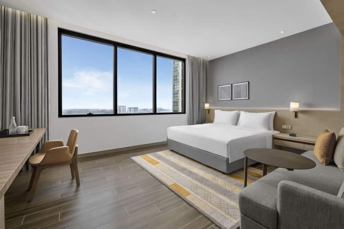 Hypo-allergenic bedding, minibar, in-room safe, desk