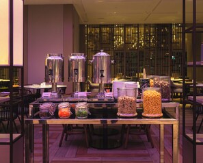 Desayuno buffet (MYR 65.00 por persona)