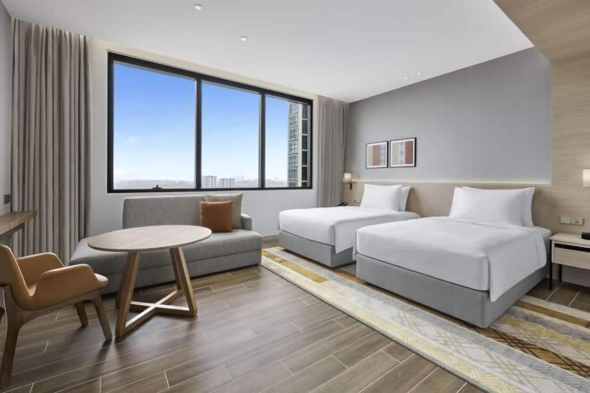 Hypo-allergenic bedding, minibar, in-room safe, desk