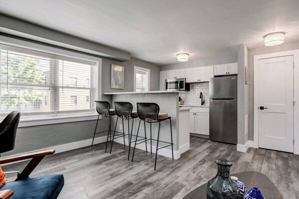 Fridge, microwave, oven, stovetop - Adorable 1 Bdrm Condo On The Plaza 48 (Kansas City)