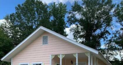 Cheerful One bedroom cottage in the country