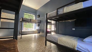 Dormitorio compartido urbano, solo para mujeres, balcón, vista a la ciudad | Ropa de cama de alta calidad, edredón, escritorio y ropa de cama