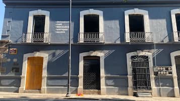 Vista frontal de la propiedad