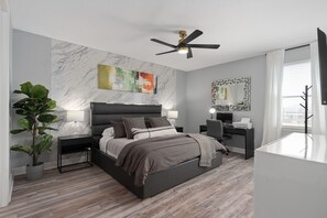 5 Schlafzimmer, Zimmersafe, Schreibtisch, Bügeleisen/Bügelbrett