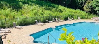 Cozy Condo in Historic Village 6 minutes from the Ski Base!