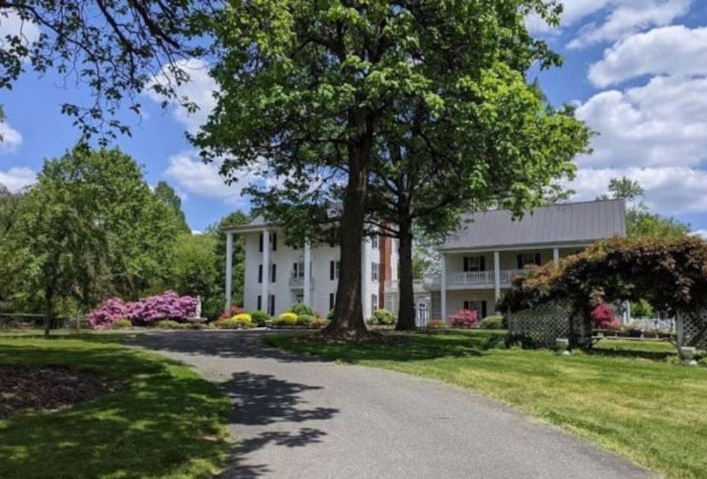 Luxurious, Serene Historic Mansion 7 bd/3.5ba