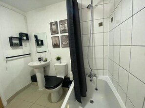 Hair dryer, towels, soap, shampoo - Comfy Nest Blue Apartment near City Centre in Derby (Derby)