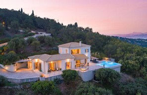 5 bedrooms - Omolos House in St Stefanos Bay (Corfu)
