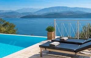 5 bedrooms - Omolos House in St Stefanos Bay (Corfu)