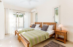5 bedrooms - Omolos House in St Stefanos Bay (Corfu)