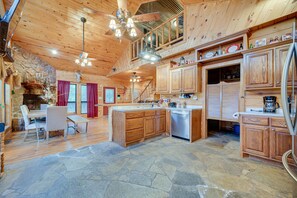Interior - Fort Towson Cabin < 1 Block to Raymond Gary Lake (Fort Towson)