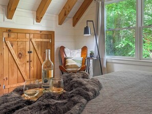 3 bedrooms, desk, iron/ironing board, free WiFi - Leaf & Log Serene Cabin w/ Lounge Deck & Firepit (Cherry Log)