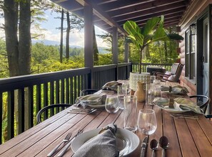 Outdoor dining - Leaf & Log Serene Cabin w/ Lounge Deck & Firepit (Cherry Log)